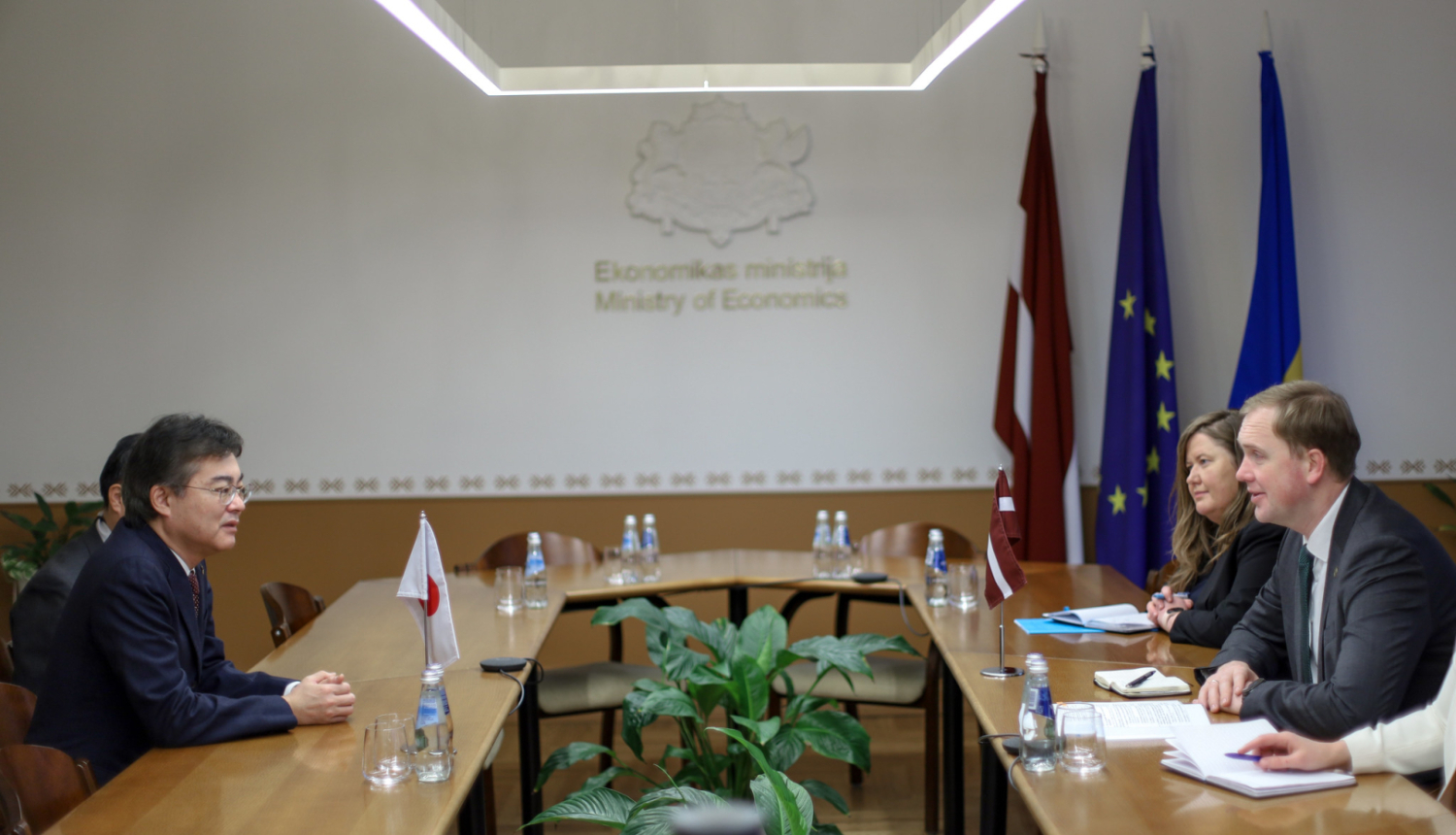 Ekonomikas ministrs Viktors Valainis tiekas ar Japānas vēstnieku Latvijā Mr. Kensuke YOSHIDA