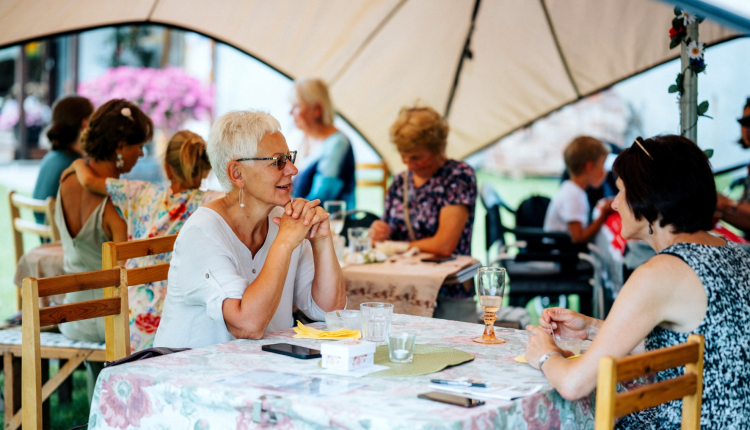 Vizuāls materiāls par māju kafenīcu dienām
