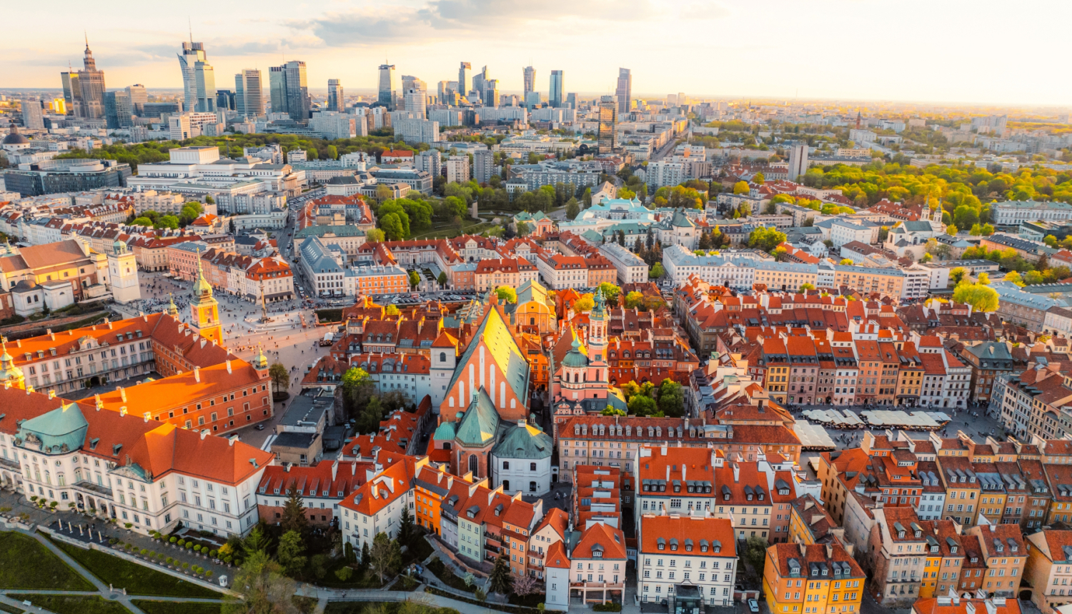 Skats no putna lidojuma uz Varšavas vecpilsētu, kur tālumā redzami debesskrāpji