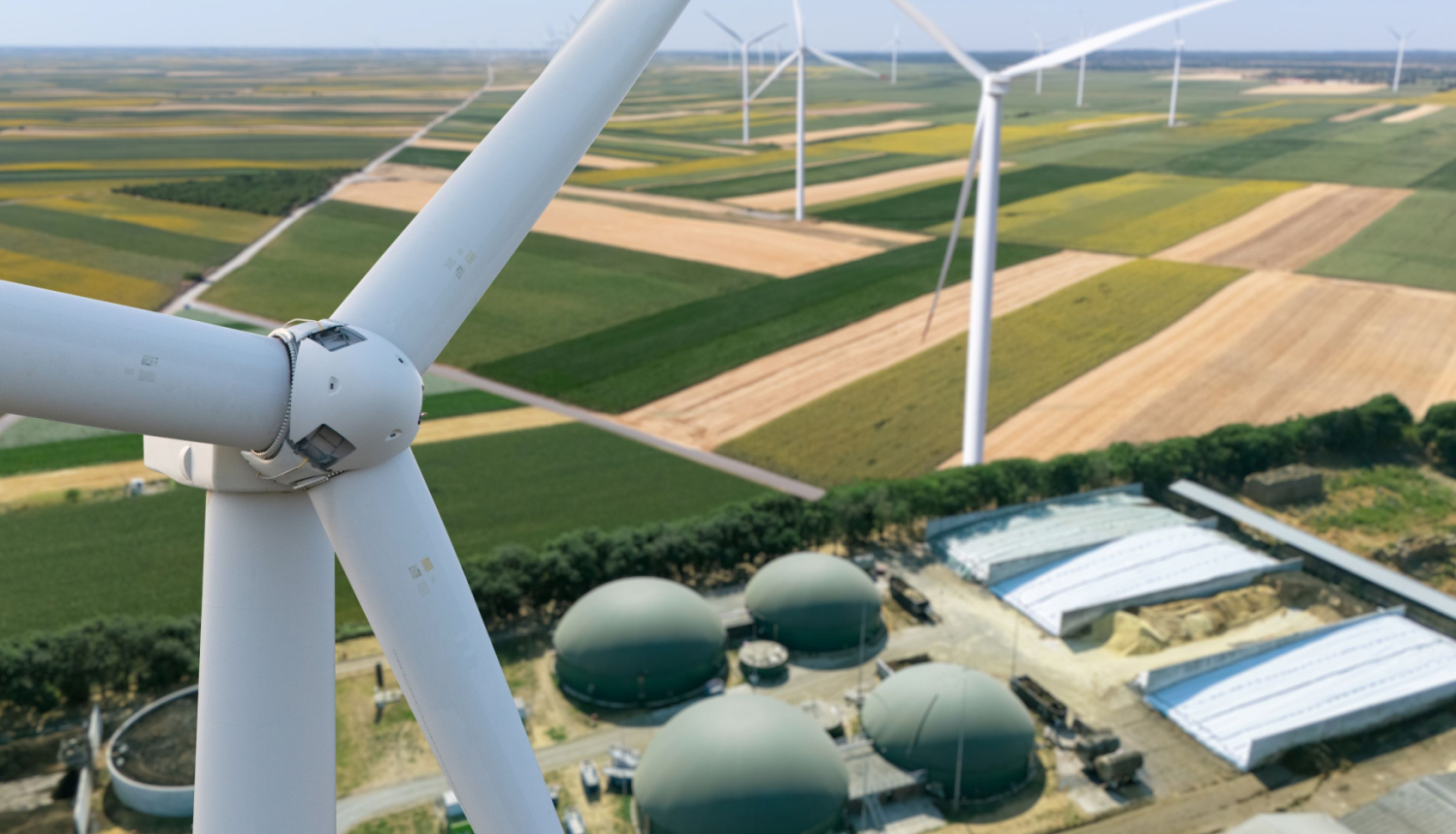 Vēja turbīna, zem kuras ir biogāzes ražotne