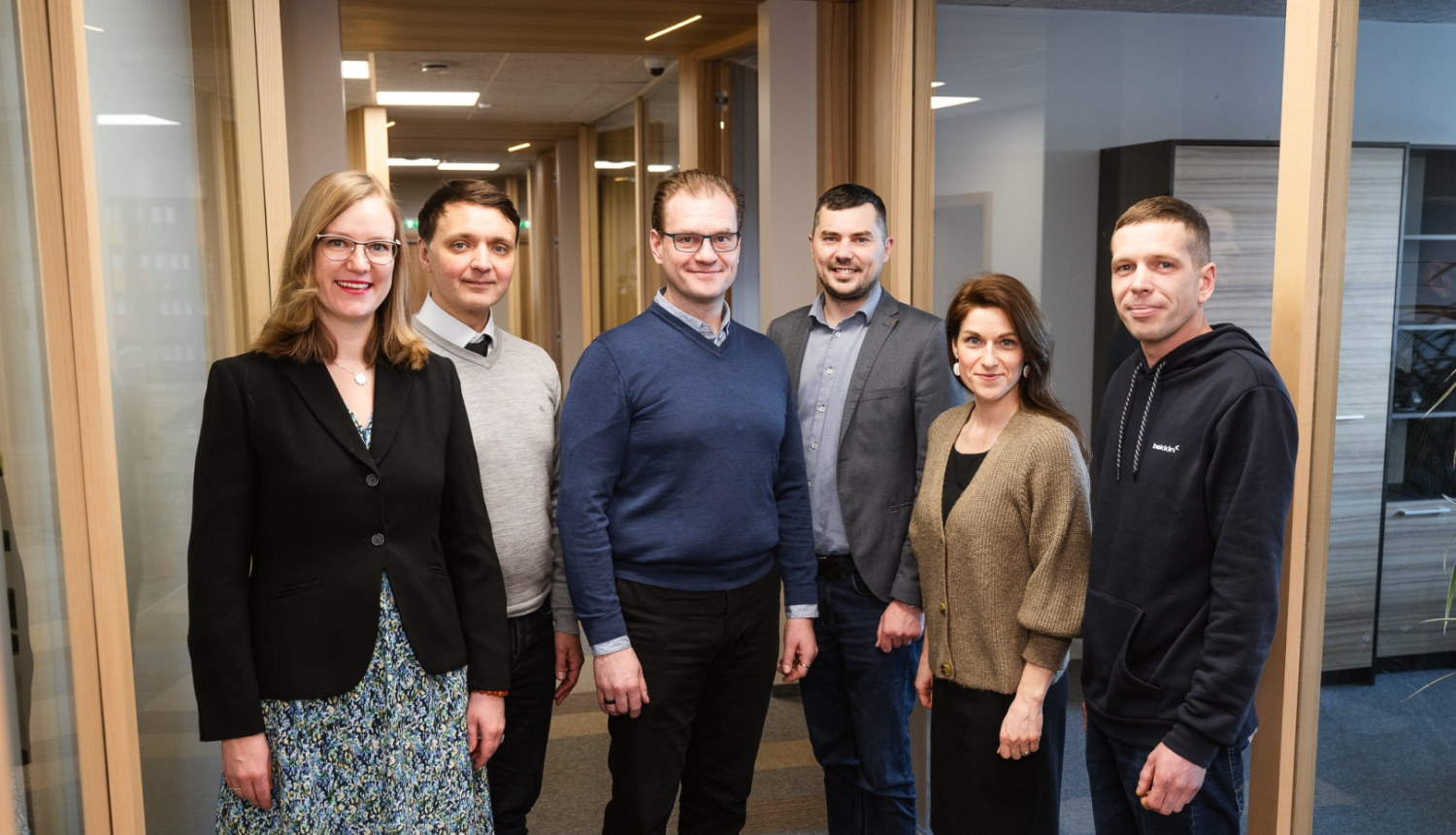 Uzņēmuma pārstāvju un Alises Barvikas foto