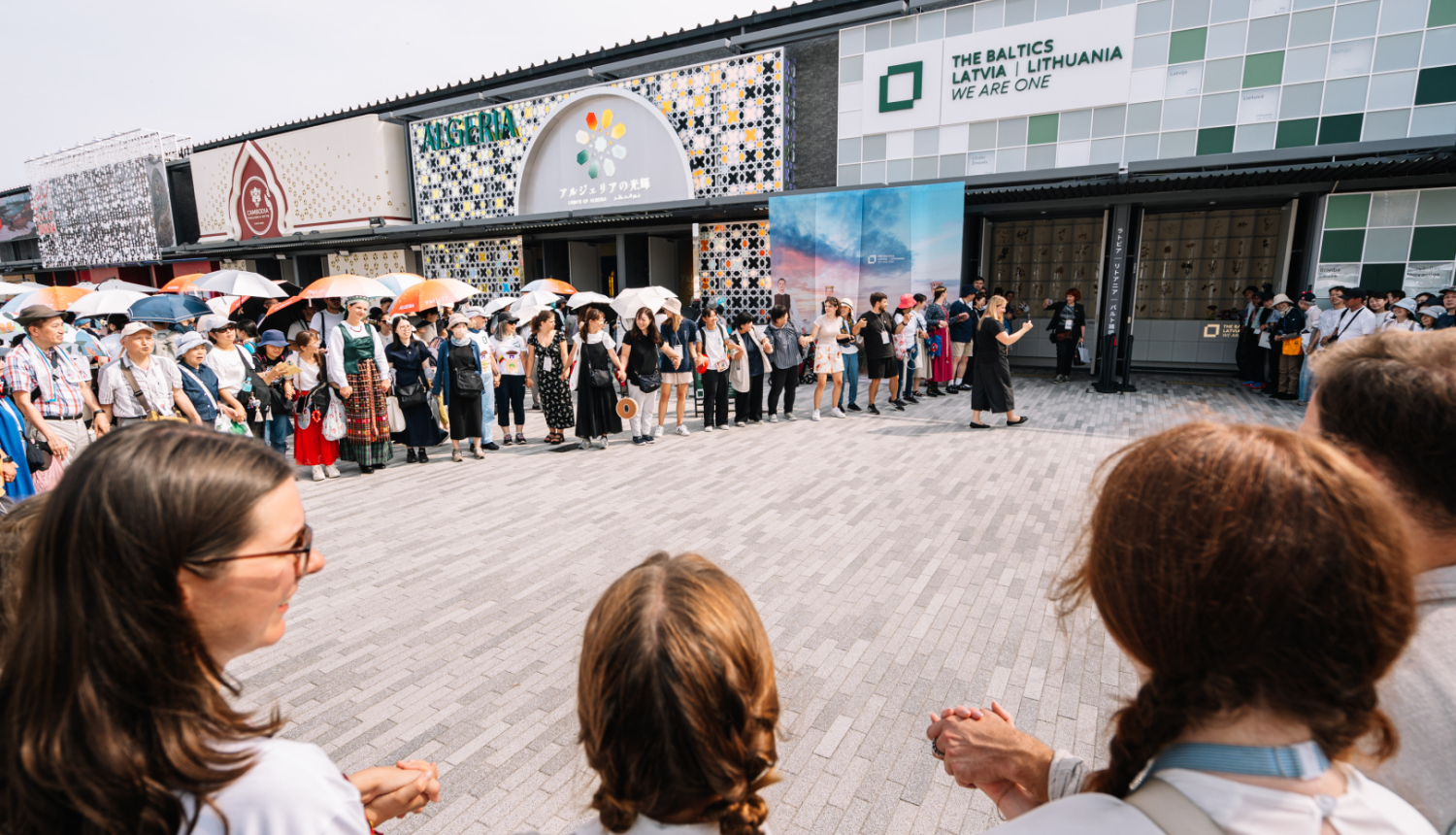 FOTO: Simtiem cilvēku sadodas rokās Baltijas ceļā EXPO Japānā
